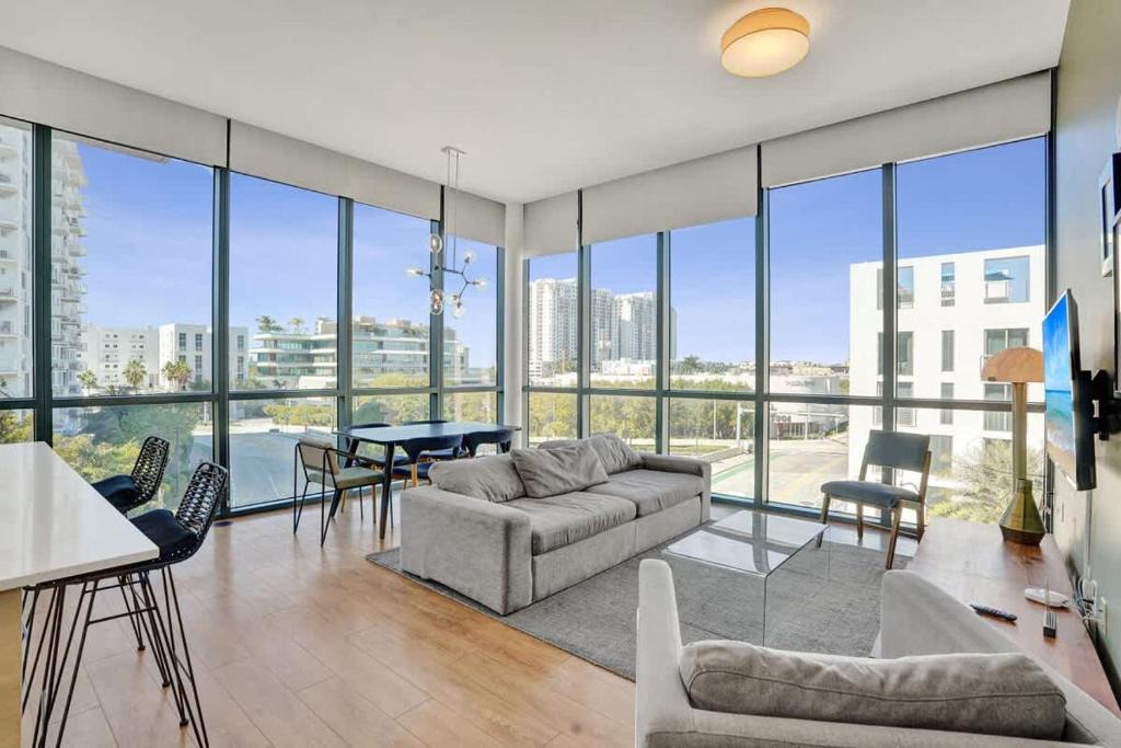 West Avenue House | 17WEST Spacious 3BR Apartment with Balcony