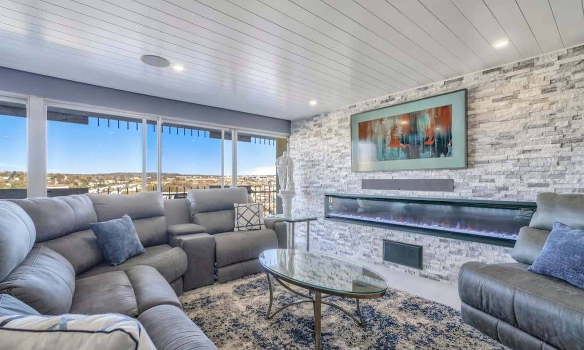 Southeast Colorado Springs Condo | 2BD Luxury Condo, Cocktail Lounge, Beautiful Views