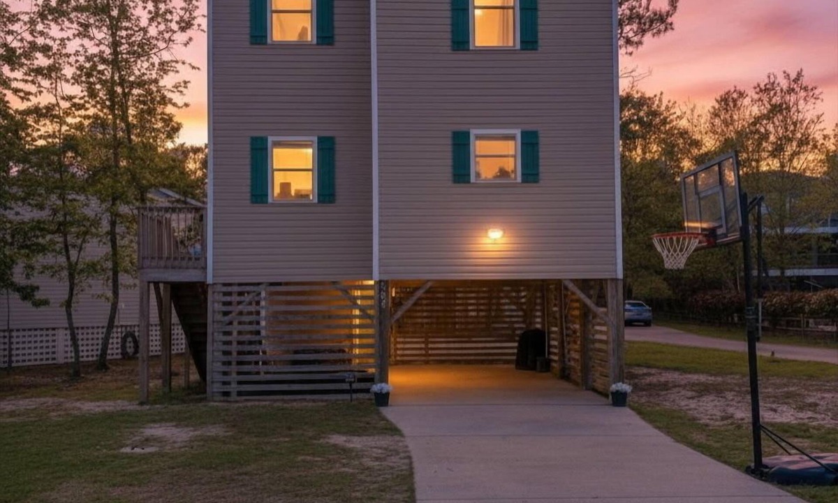 Colington Harbour House | 3BR beach house in Colington Harbour, minutes to beach & sound views.
