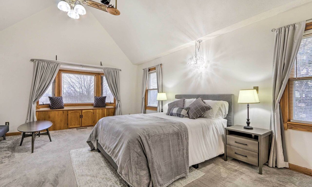 Pickerington Cottage | 5-acre Vacation Home w/Woods & Hiking Ground