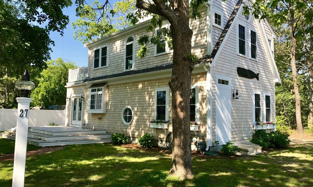 Hyannis House | Barefoot Walk to Beaches Extended Family Friendly Fast WiFi Pet Friendly