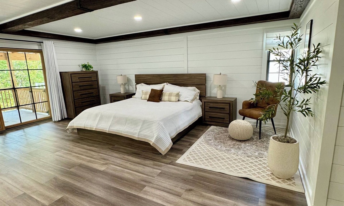 Bell Apartment | Beautiful river front studio with dock and adjacent boat ramp