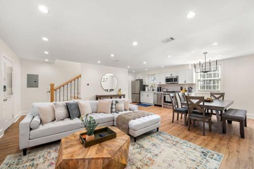 Norcross House | Beautifully Modern Newly-Renovated Cottage in Norcross