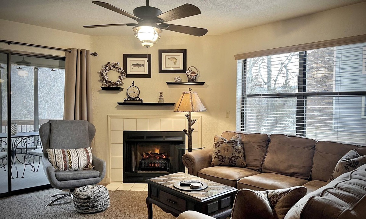 Table Rock Condo | "Best of The Pointe" 7 Night Discount~Walk-In Unit~Golf~Pickleball~Indoor Pool