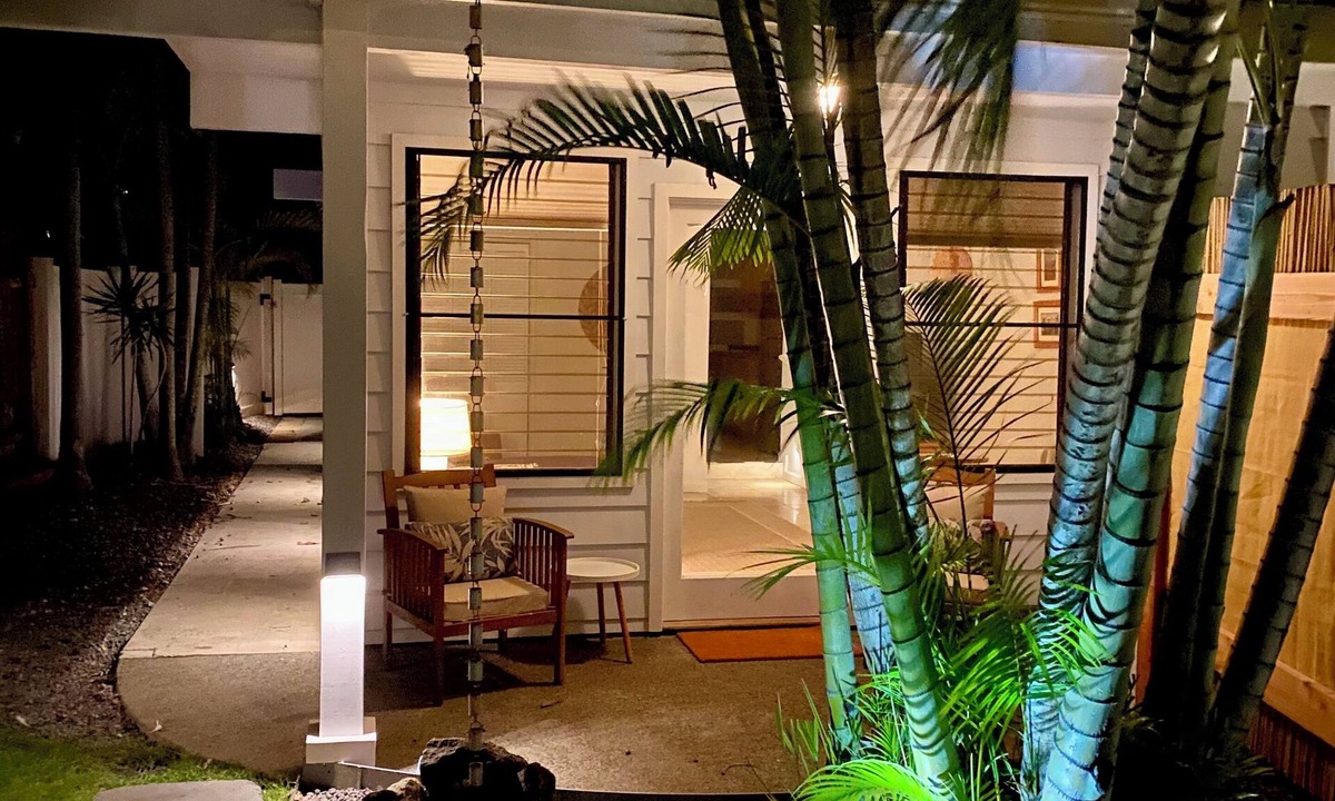 Kalama Tract Cottage | Bright and airy 1-bedroom cottage in charming Kailua, 1 block to beach. WiFi, AC