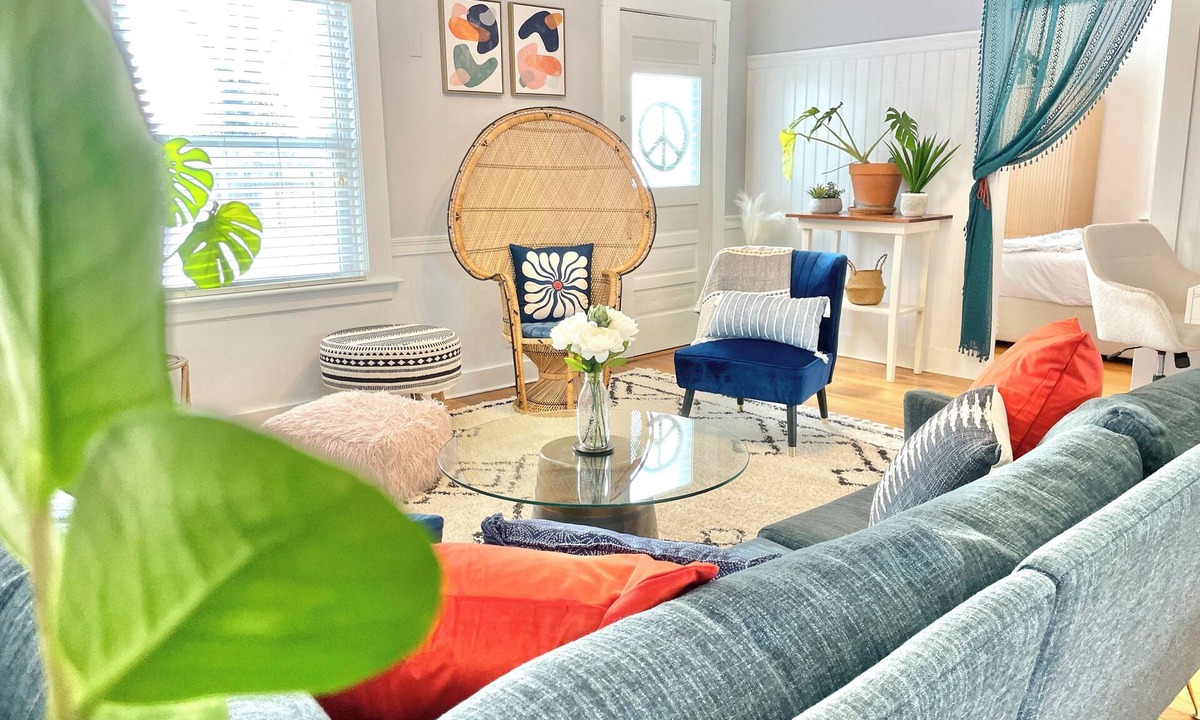 South Eliot House | Bright Bungalow, King-size Bed, Fence-in Backyard–Cool, Cozy & Dog Friendly