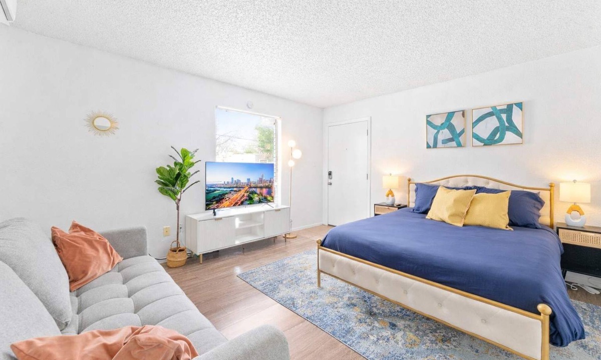North University Apartment | Central Hyde Park studio close to UT, Moody Center