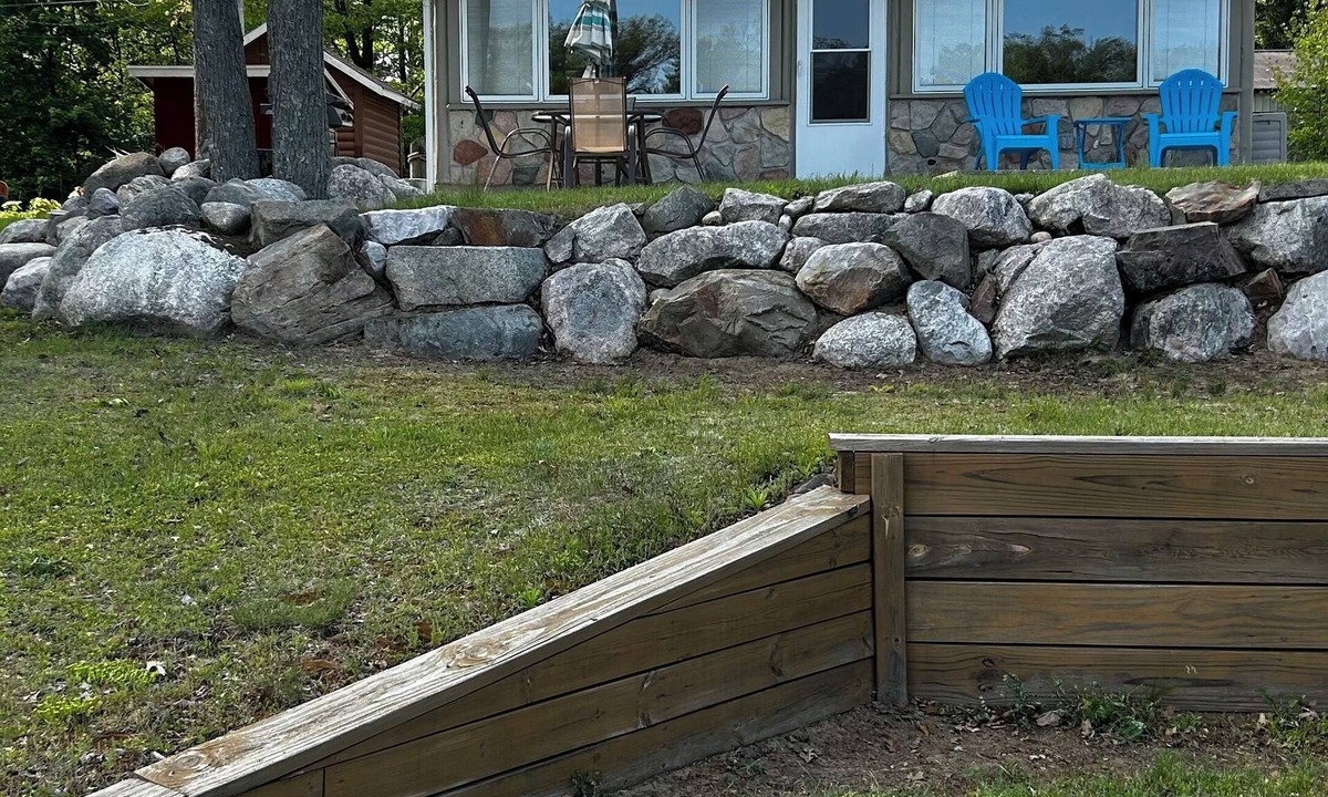 Harrison Cabin | Charming Lakefront log cabin 2bd-1 bath on Bluegill Lake in Harrison, MI