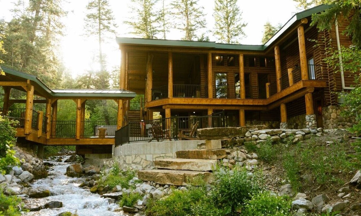 Sundance Cabin | Classic mountain retreat Right on the stream Hot tub Wood-burning fireplace Set in Sundance Canyon