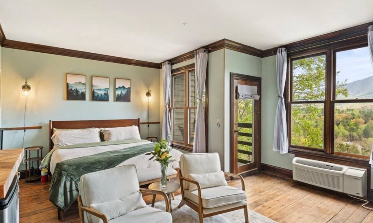 Townsend Hotel | Cliffside Bliss - Panoramic Smoky Mountain View Suite With Breakfast