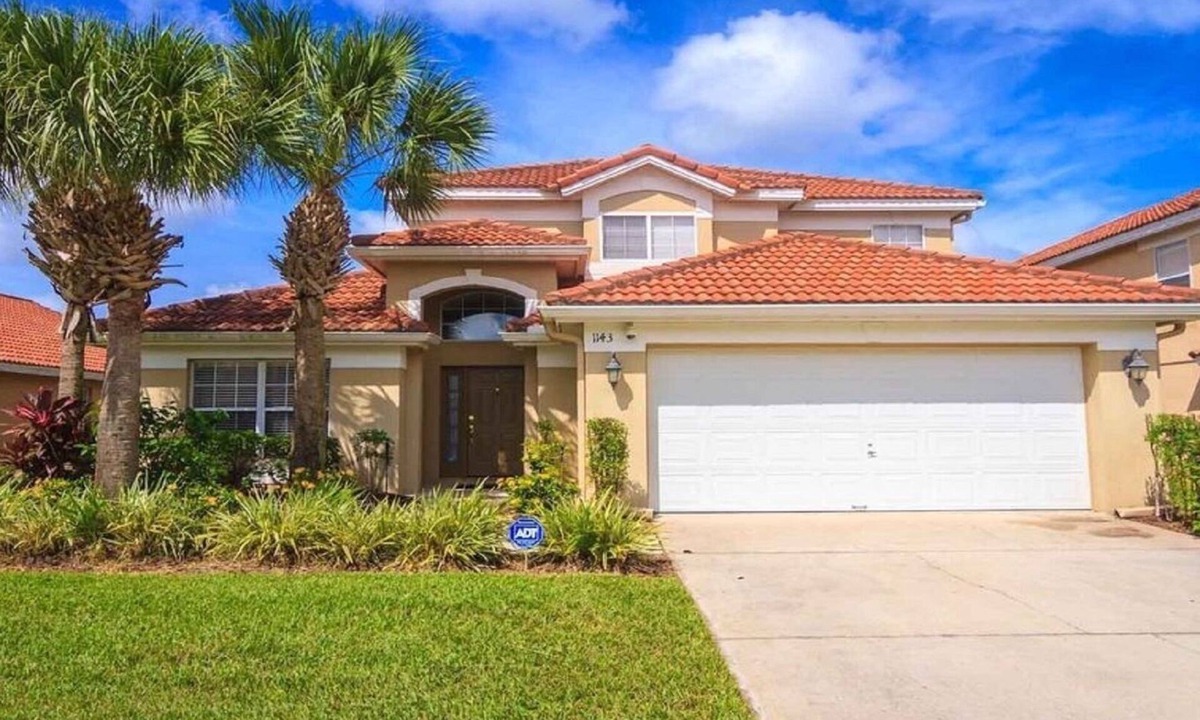 Solana House | DISNEY VILLA LOCATION! 5BR/private POOL/game room/10 MILES TO DISNEY