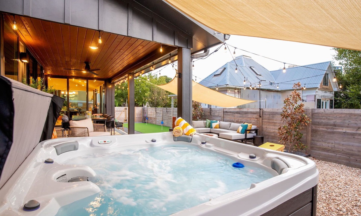 Swede Hill House | Downtown Austin Luxury Stay ★ Hot Tub Fire Pit Minigolf