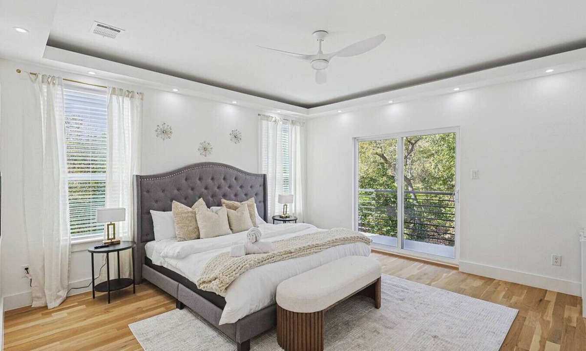 Dallas Villa | Dual 3-Story Townhouses with 9 Bedrooms for the Perfect Group Getaway