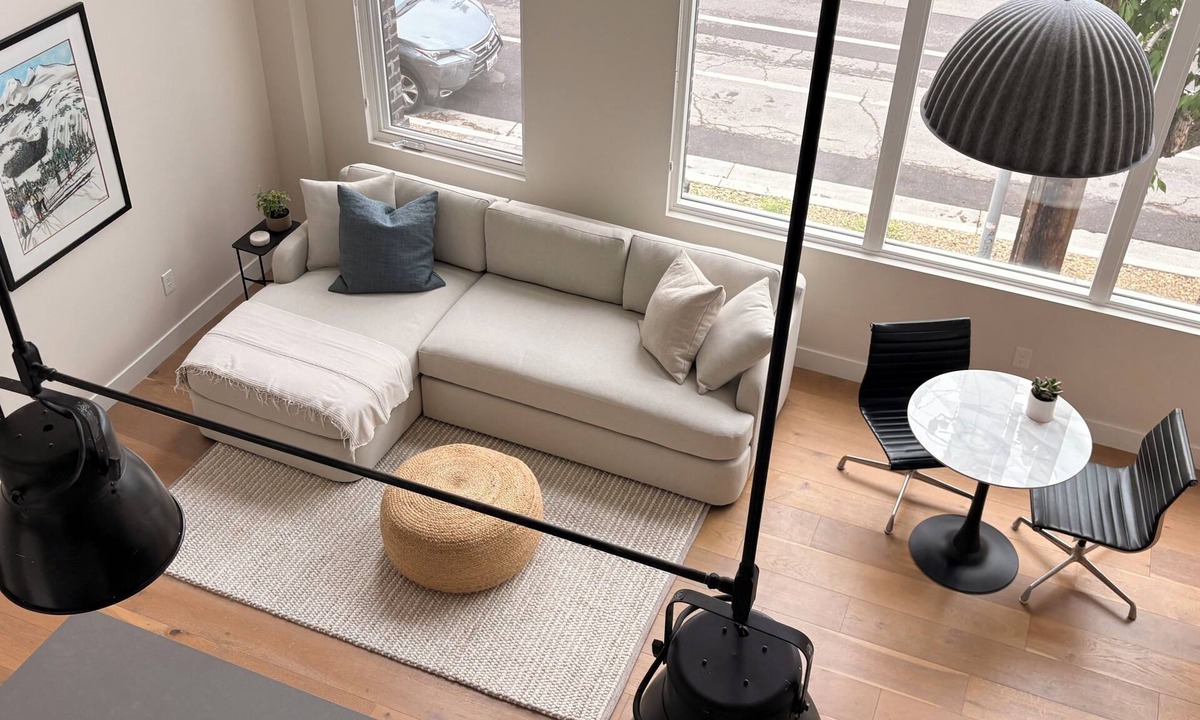 East Central Apartment | Fabulous 2 bedroom apartment in the heart of the city. Walk to 9th & 9th!