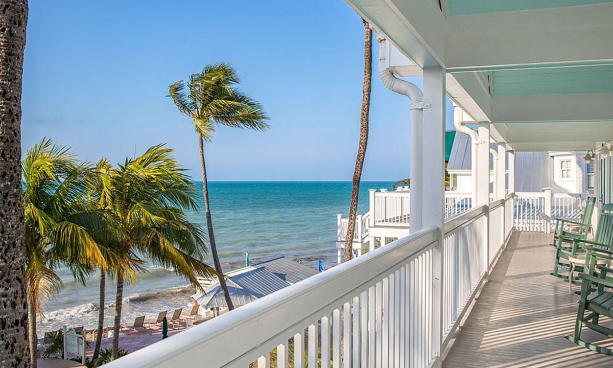Old Town Resort | 𝐅𝐢𝐧𝐝𝐢𝐧𝐠 𝐌𝐞𝐢𝐥𝐢’𝐬 Beachfront Coconut Resort near Southernmost Pointe