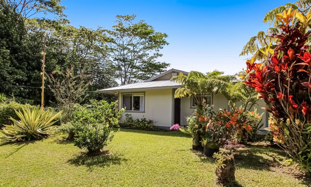 Kapoho House | Ground-floor dog-friendly home with patio, gazebo, washer/dryer, & garden views