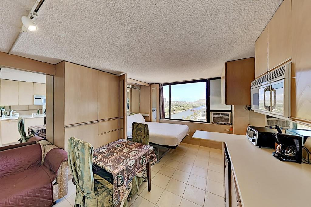 McCully - Moiliili Apartment | Hawaiian Monarch 1607 condo