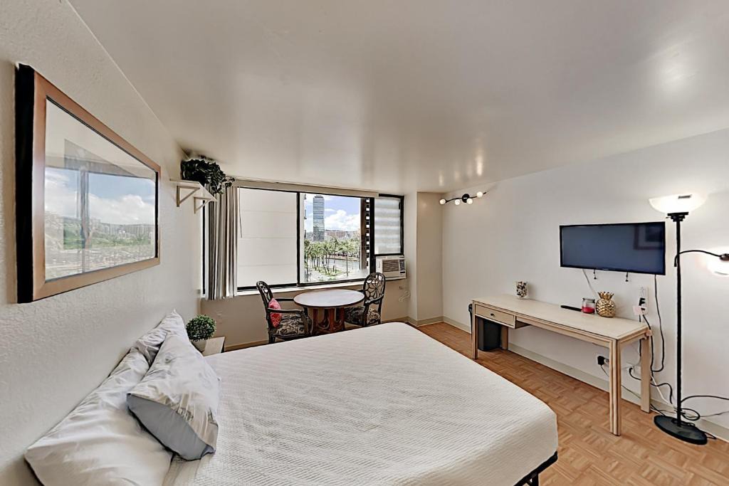 McCully - Moiliili Apartment | Hawaiian Monarch 801 condo
