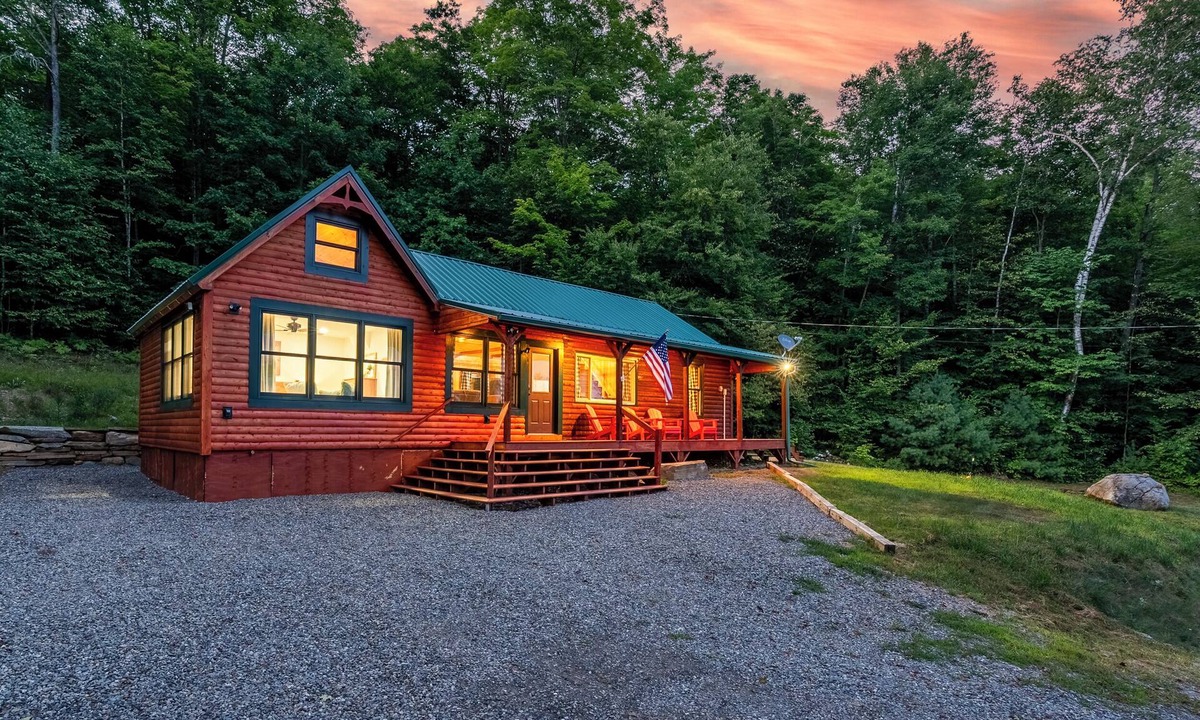 East Central Franklin Cabin | Huck's Hideaway - Mountain Views Near Rangeley! Pet Friendly!