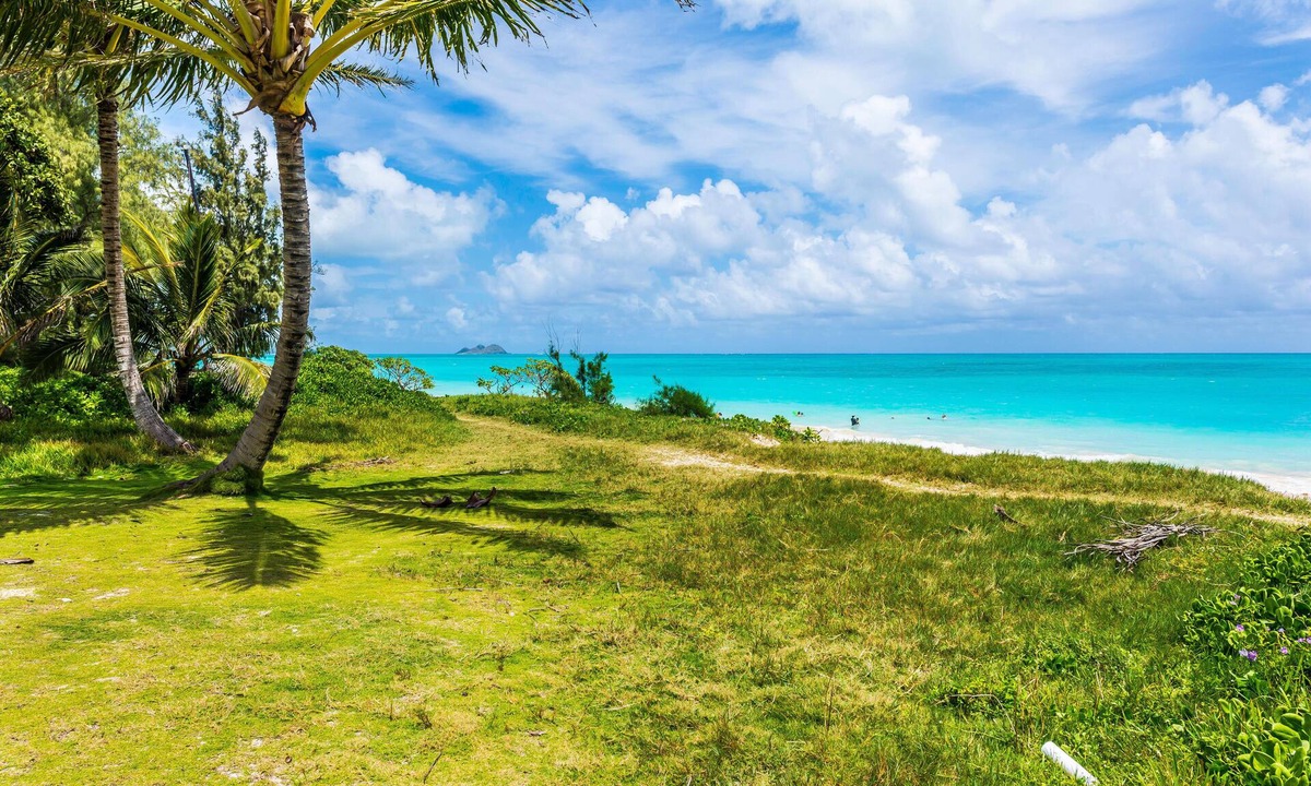 Waimanalo Cottage | Island Beach Cottage with a deck ! Gated, Air Conditioning,steps to beach
