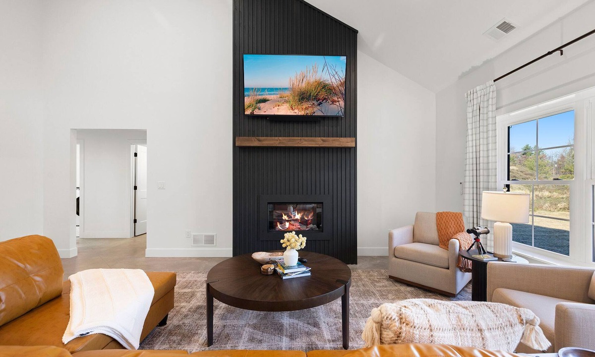 Harbert House | Juniper Presents: NEW Luxe Stay w Hot Tub, Fire Pavilion Nr Lake MI