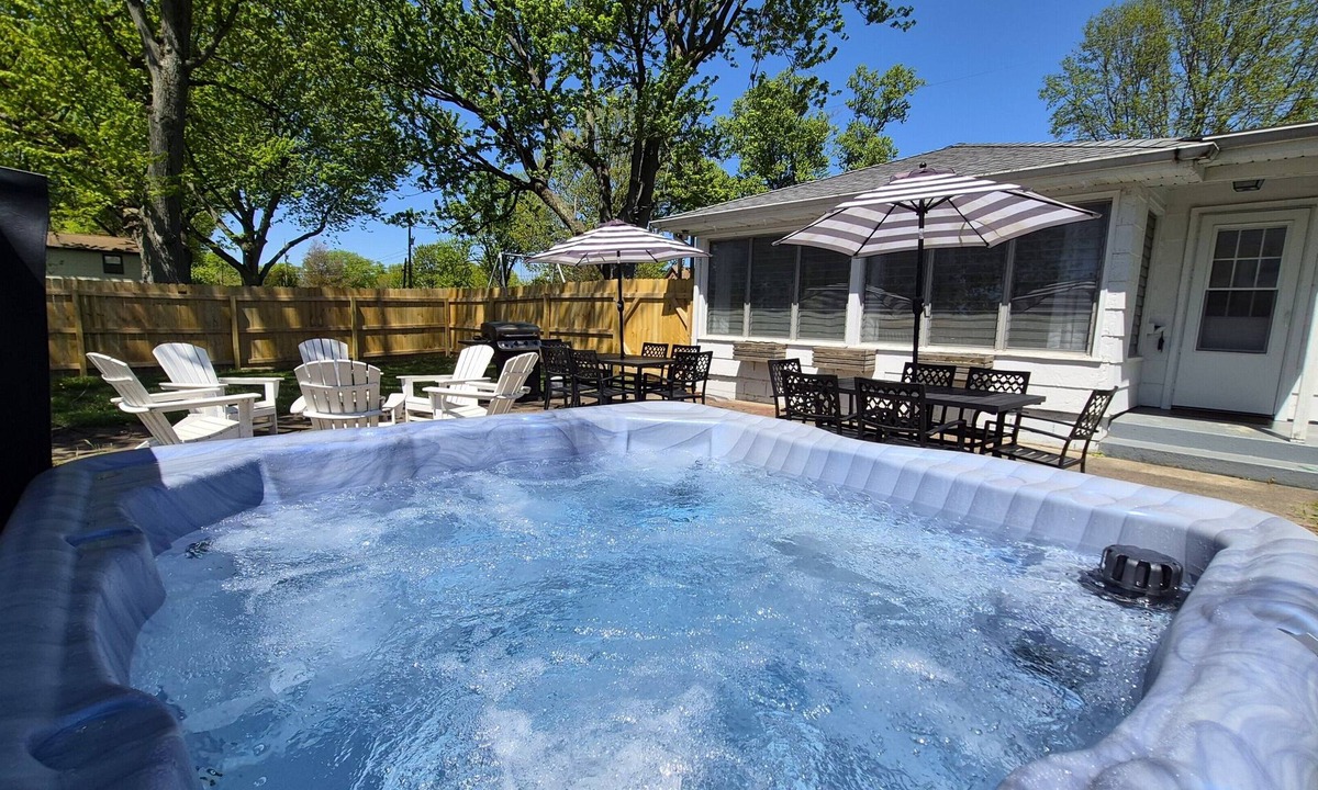 Three Oaks House | Large fenced yard fire pit hot tub game room