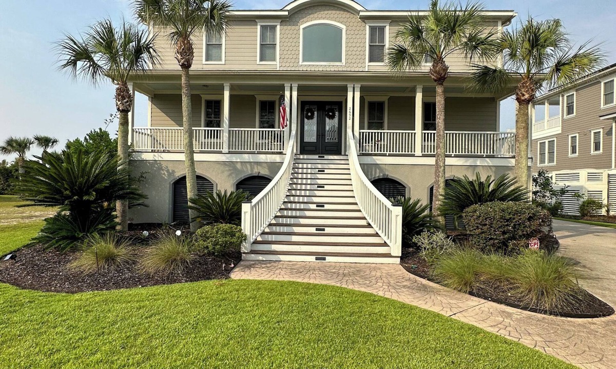 Mount Pleasant House | Large golf course retreat home with beautiful views overlooking the Wando River