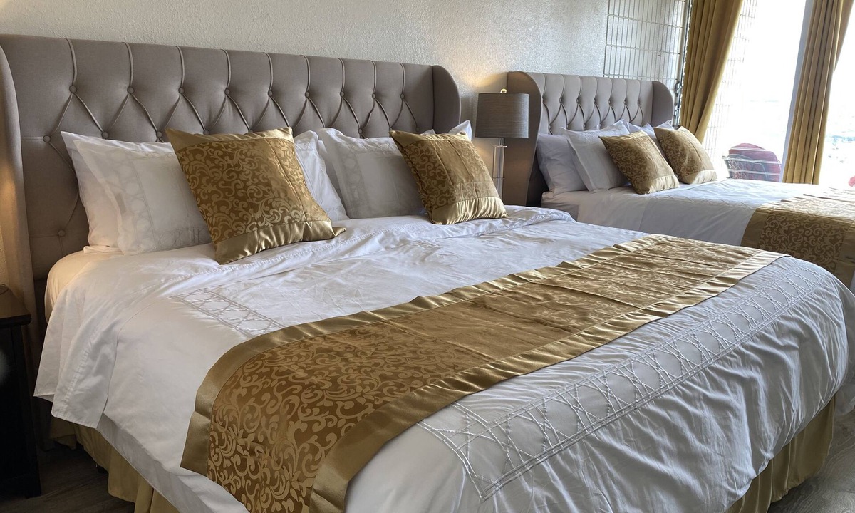 Diamond Head - Kapahulu - St. Louis Condo | Lovely Studio with Million Dollar View of Waikiki and close to everything!