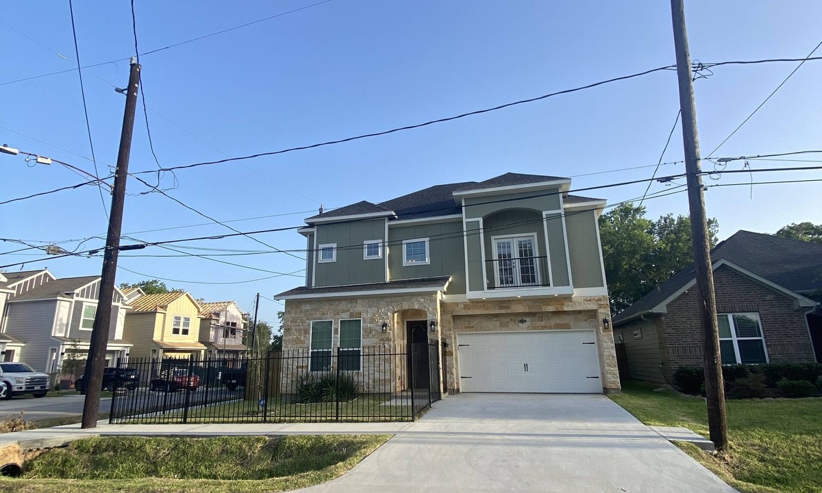 Southeast Houston Villa | Luxury 3bed 2.5bath home with Master balcony