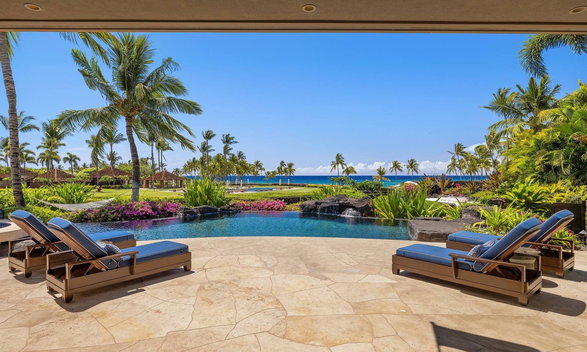 Kamuela House | Luxury Big Island villa steps away from the best beach, sleeps 10!