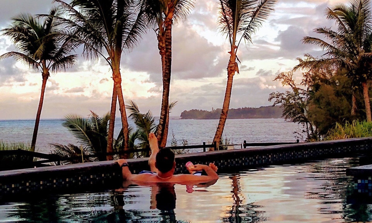 Hakalau House | Luxury Oceanfront Apartment Gated Cliffside Estate - Solar - Beach 10m walk