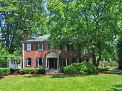 East Side Villa | Luxury Retreat for Families | Pet Friendly | Sleeps 10 | 5BR