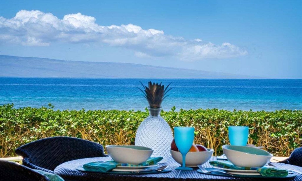 Lahaina Apartment | Mahana Beachfront Walkout