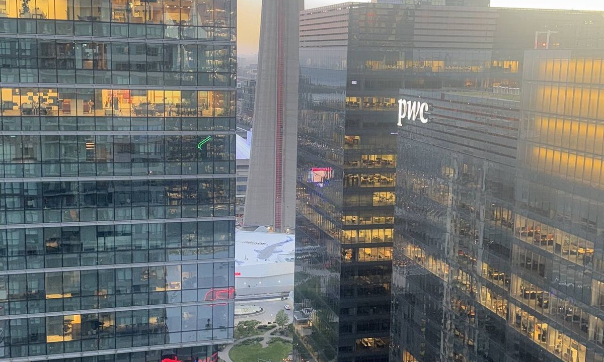 Downtown Toronto Condo | Maple leaf square