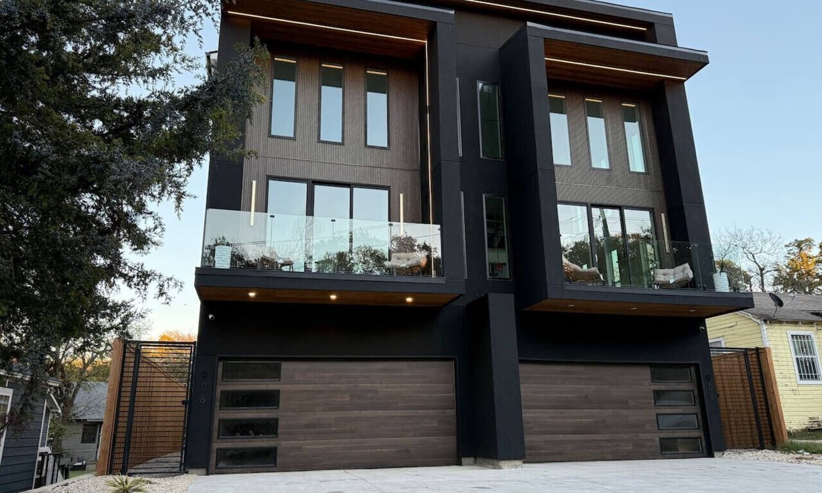 Cedar Crest Villa | Massive Boutique Creative Home Downtown Dallas
