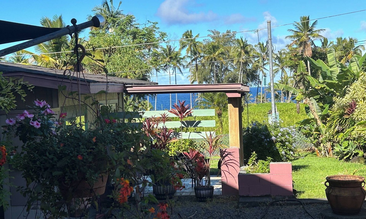Kapoho Apartment | Mediteranean style 2BR Garden Apartment to block from the Ocean (Cliff)