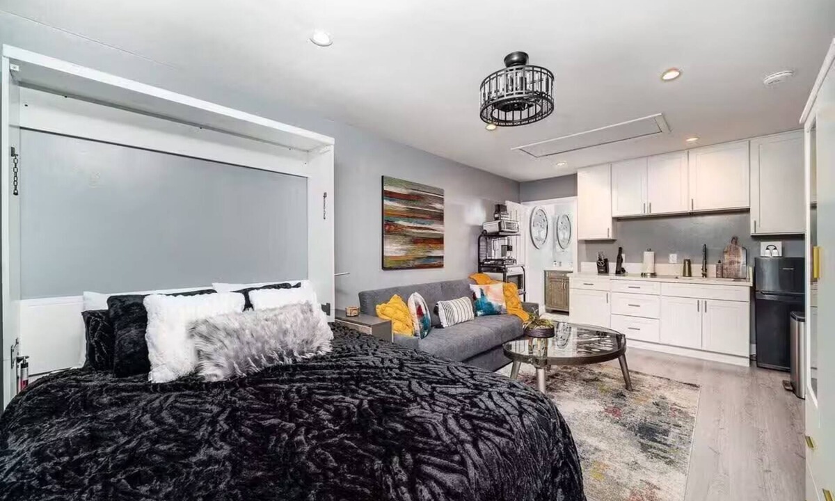 Vista Apartment | Melrose Exec Studio Queen + Bunk - Pet-Friendly
