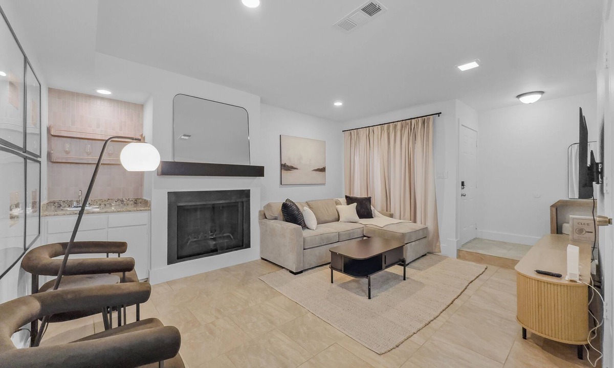 West Arlington House | Modern & Stylish Arlington Home Near AT&T Stadium