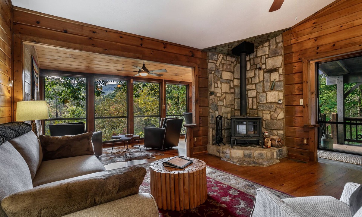 Cherry Log Cabin | Mountain views ⛰️ 5 min to trails, waterfall & river