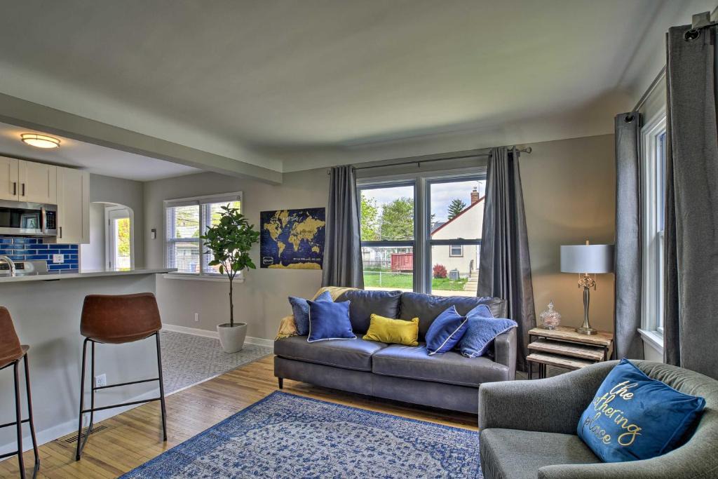 Hiawatha House | Mpls Duplex w/WiFi & Kitchen: 5 Mi to Dtwn!