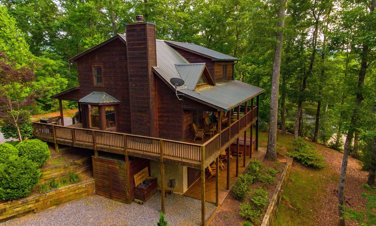 Hiawassee House | New Kitchen, EV charging, great reviews 3 levels, privacy2 fireplaces,hottub