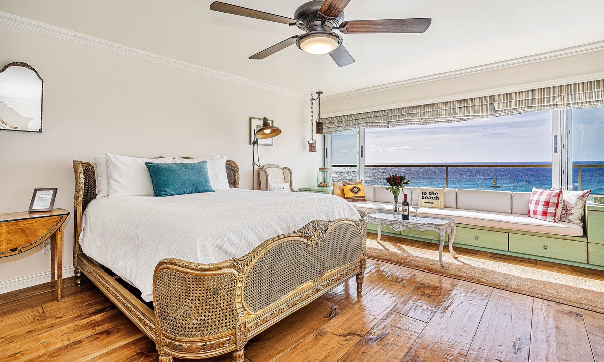 Downtown Honolulu Condo | Oceanfront w/Sunset Views Condo at the Colony Surf Full Kitchen and Parking