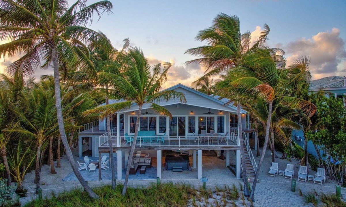 Marathon House | P04 - Beach Front Estate with Pool and 6 bedrooms