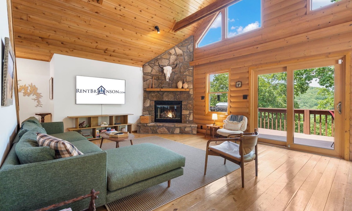 Lampe House | Private 4.5-Acre Retreat featuring Hot Tub-Firepit-Walk to Table Rock-Free Daily Attraction Tickets