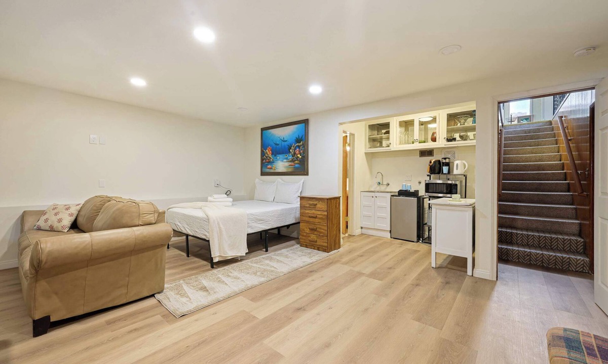 Oak Park House | Private Spacious Full Bed Studio