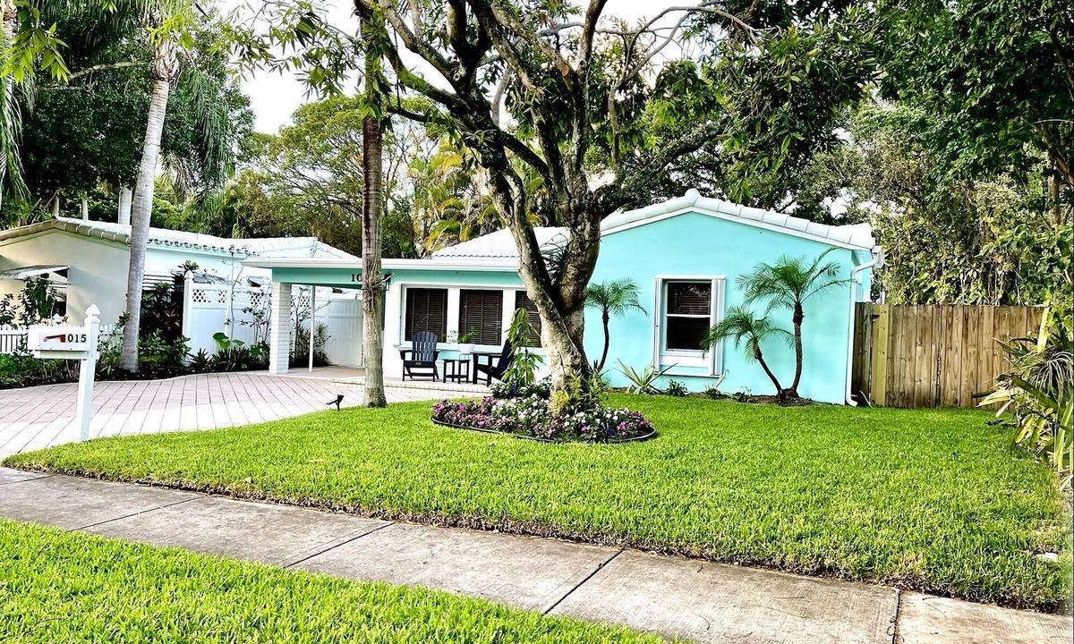 River Oaks House | Relax or workout in this amazing backyard! Walk to YOT & LMC
