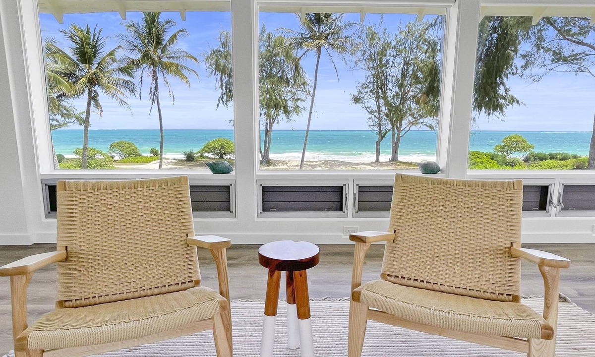 Waimanalo House | Remodeled Beachfront Home w/Ocean views covered Lanai & AC - 15 min from Kailua