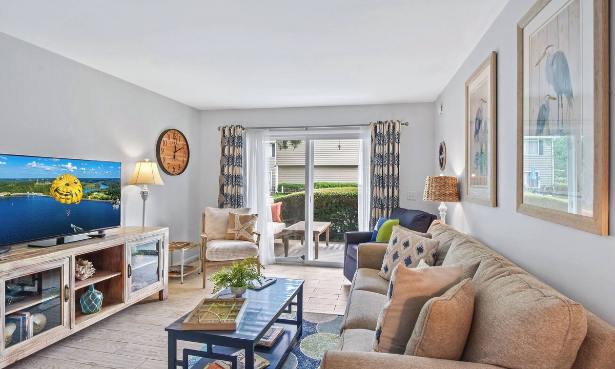 Demere Park Condo | Renovated 2br/2ba Ocean Walk. Walking distance to pier/Village area
