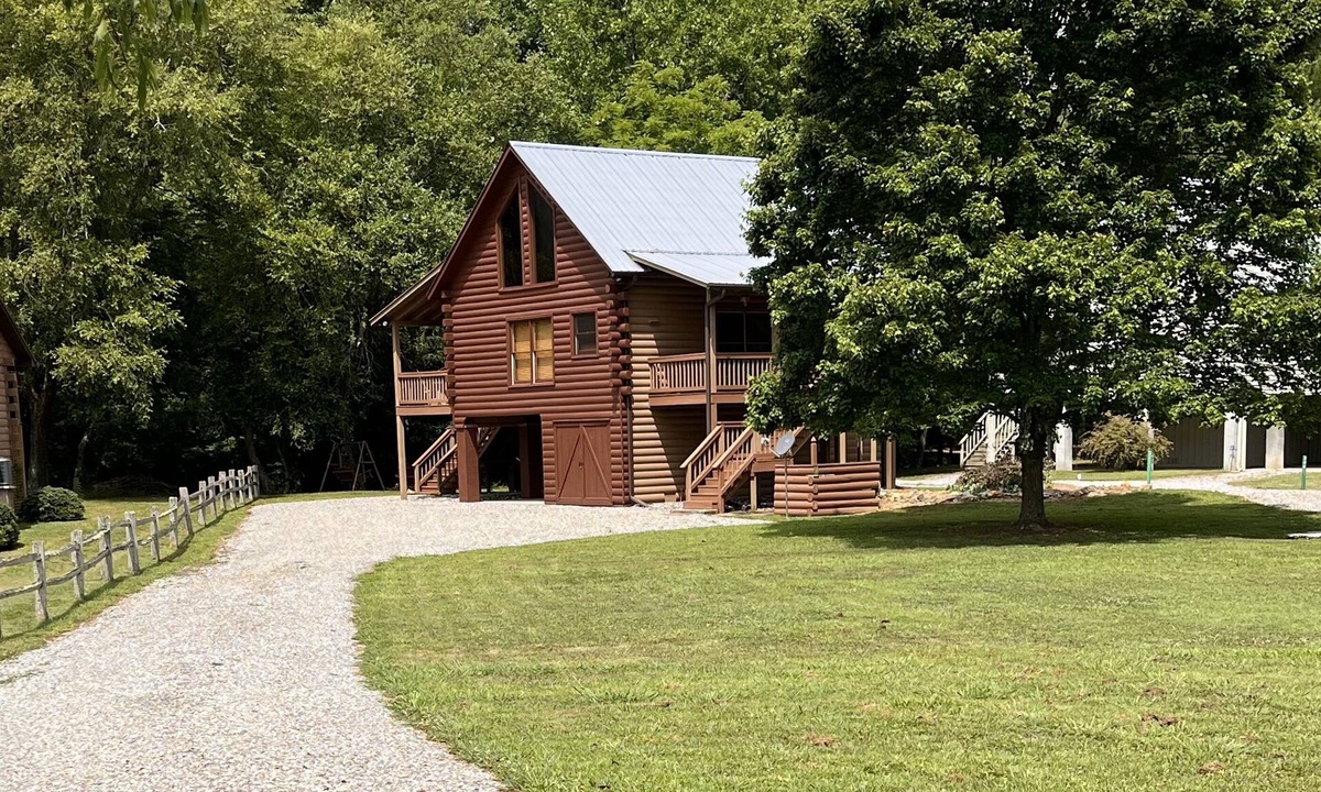 Choestoe Cabin | River Front Log Cabin- Hot Tub-Tubing on the River, Pet Friendly.
