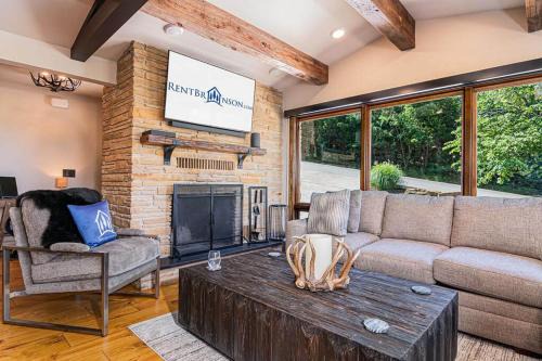 Big Cedars Cabin | Rock Ledge Retreat